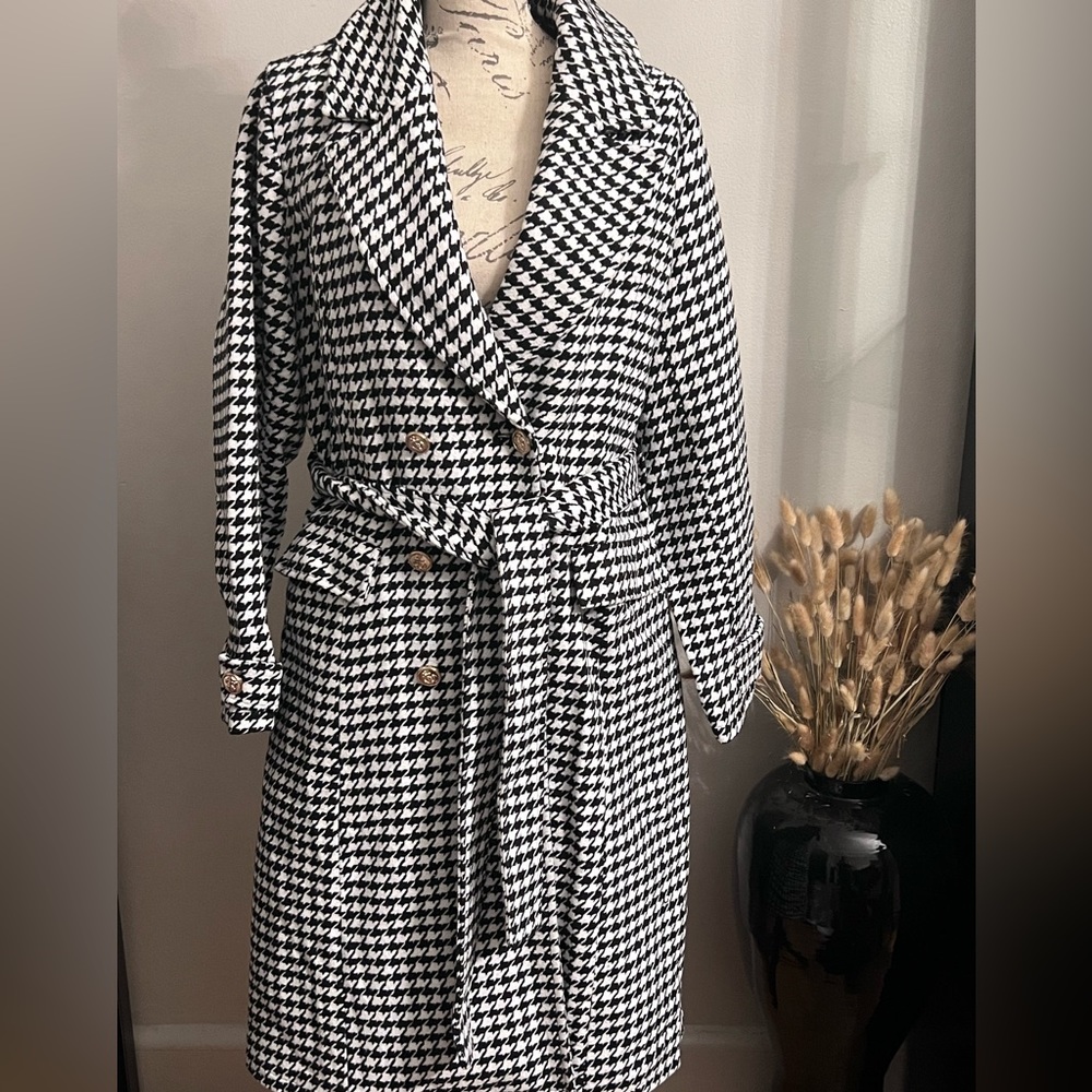 Beautiful houndstooth pea coat with pockets and waist sash size XL NWT
